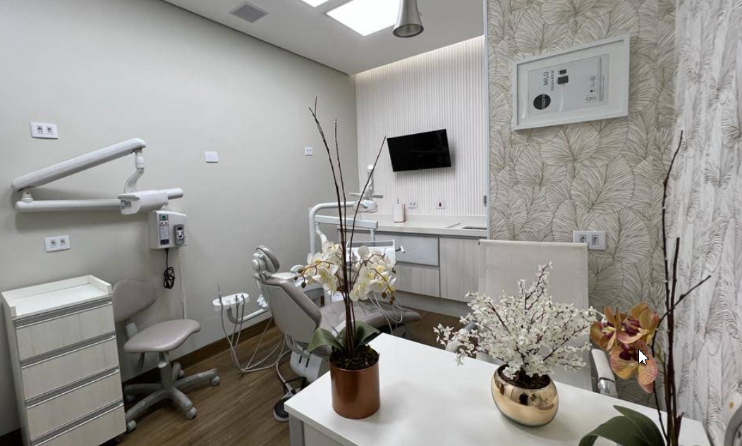 Consultório odontológico com equipamentos modernos